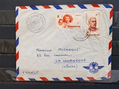 une vieille enveloppe posée sur une table en bois recouverte de timbres
