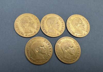 quatre souverains d'or, dont l'un est orné d'une couronne