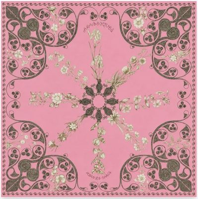 un bandeau rose orné d'un motif floral