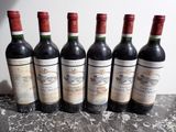six bouteilles de vin sont alignées sur une table