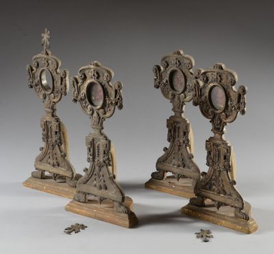 paire de supports d'horloge anciens en fonte, posés sur des socles en bois