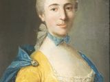 portrait d'une femme en robe jaune avec une ceinture bleue