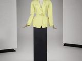 une photo d'un mannequin portant une veste jaune et une jupe noire