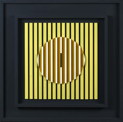 une image représentant une photo d'une horloge sur fond jaune