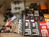 une boîte remplie d'objets variés