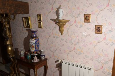 une photo d'un salon avec un radiateur et un vase posé sur une table