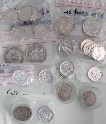 Ensemble de monnaies en argent comprenant :