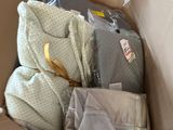 une boîte en carton remplie de vêtements et une paire de ciseaux