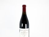 une bouteille de vin rouge sur fond blanc