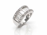 une bague en or blanc sertie de diamants taille baguette et de diamants