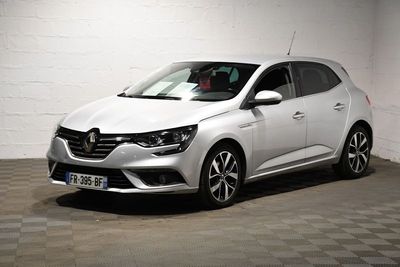 la voiture blanche est garée dans le garage sur le sol en damier