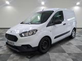 la camionnette blanche est garée sur un sol carrelé en damier