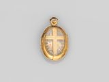 un cadenas en or avec une croix à l'intérieur