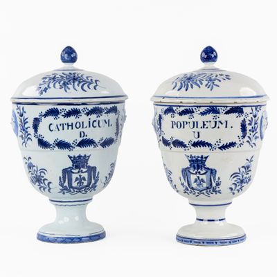paire de vases bleus et blancs avec couvercles, posés sur des socles