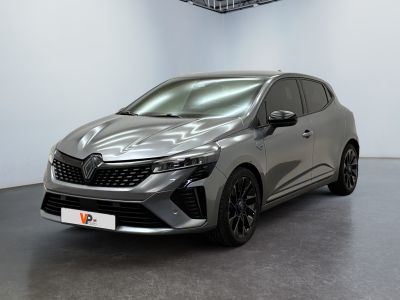 Une voiture grise est garée dans une grande pièce équipée d'un ventilateur de plafond.