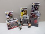 de nombreux types de figurines pop vinyl sur la table