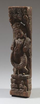 une image représentant une statue sculptée d'un homme avec un oiseau sur la tête