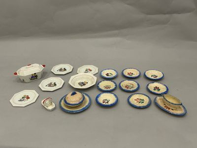 beaucoup de petites assiettes et de petits bols sur la table