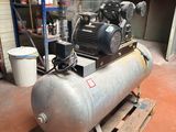 un gros compresseur d'air posé sur une palette dans un entrepôt