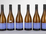 six bouteilles de vin sont alignées dans une rangée