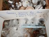 une boîte en carton remplie de verrerie et d'autres objets
