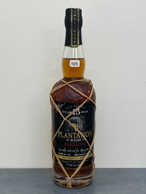 un gros plan sur une bouteille de rhum Plantation posée sur une table