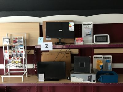 beaucoup d'électronique sur les étagères du magasin