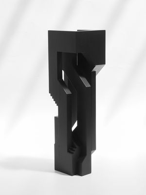 un gros plan d'un objet noir sur une surface blanche