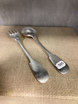 deux cuillères et une fourchette en argent sur une table