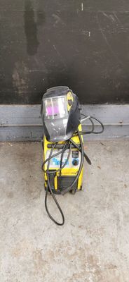 une petite machine jaune et noire posée par terre