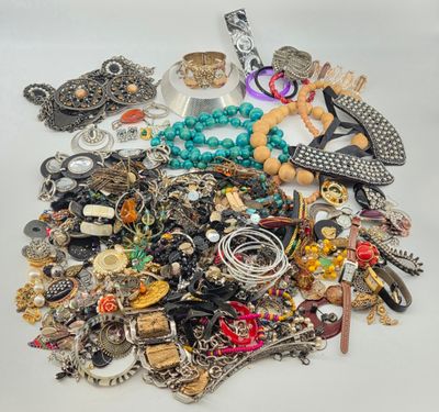 BIJOUX. Lot de bijoux fantaisies.