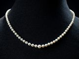 un collier de perles blanches sur un mannequin mannequin mannequin mannequin mannequin mannequin mannequin mannequin mannequin mannequin