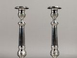 une paire de chandeliers en argent sur fond blanc