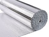 un rouleau de papier d'aluminium sur fond blanc
