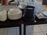 une table sur laquelle sont posées de nombreuses assiettes et verres