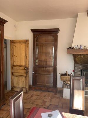 Bibliothèque en acajou ouvrant à une porte vitrée.