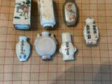 un petit ensemble de petits objets en porcelaine posés sur une table