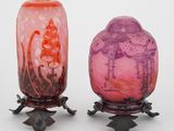 deux vases en verre posés l'un sur l'autre sur une table