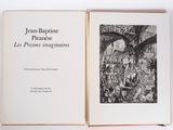 un livre ouvert sur lequel figure une image en noir et blanc représentant un homme et une femme