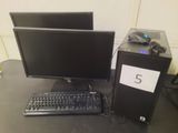 un bureau d'ordinateur avec deux écrans et un clavier