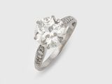 gros plan d'une bague en diamant sur fond blanc