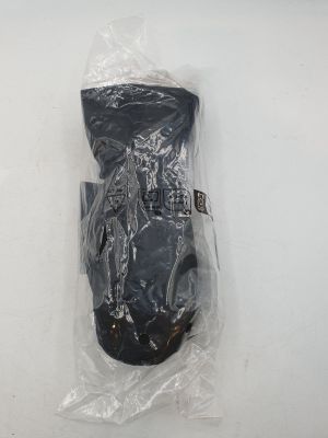 un sac en plastique contenant une peluche