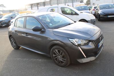 une voiture grise garée sur un parking, avec d'autres voitures en arrière-plan