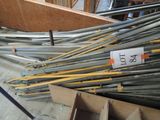 un tas de tuyaux métalliques dans une pièce en cours de construction