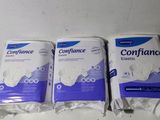 trois paquets de serviettes hygiéniques jetables posés sur une table