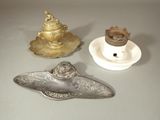 trois objets différents posés sur une table