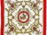 une écharpe carrée rouge et blanche ornée d'un motif doré et rouge
