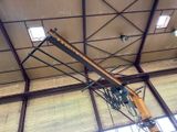 une grue suspendue au plafond d'un bâtiment