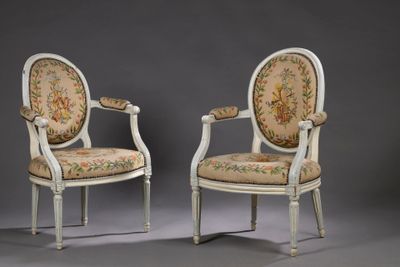 paire de fauteuils de style Louis XVI avec coussins rembourrés à motifs floraux