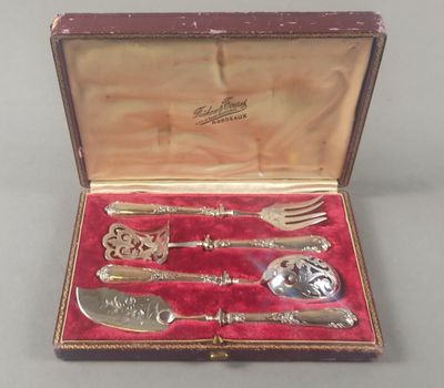 une boîte contenant de l'argenterie sur une table